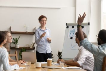 Personne apprenant la publicité en ligne pour suivre ses clients dans leur transformation stratégique et digitale.