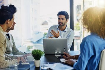 Personne coachant une entreprise dans leur stratégie digitale.